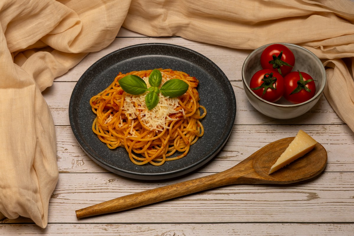 Tomatpasta med basilika och riven ost